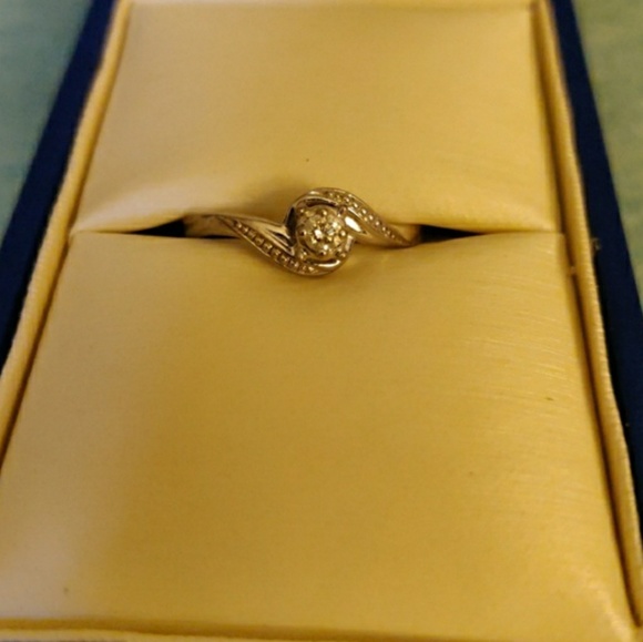 Harry Ritchie's - Promise ring. - Picture 4 of 5